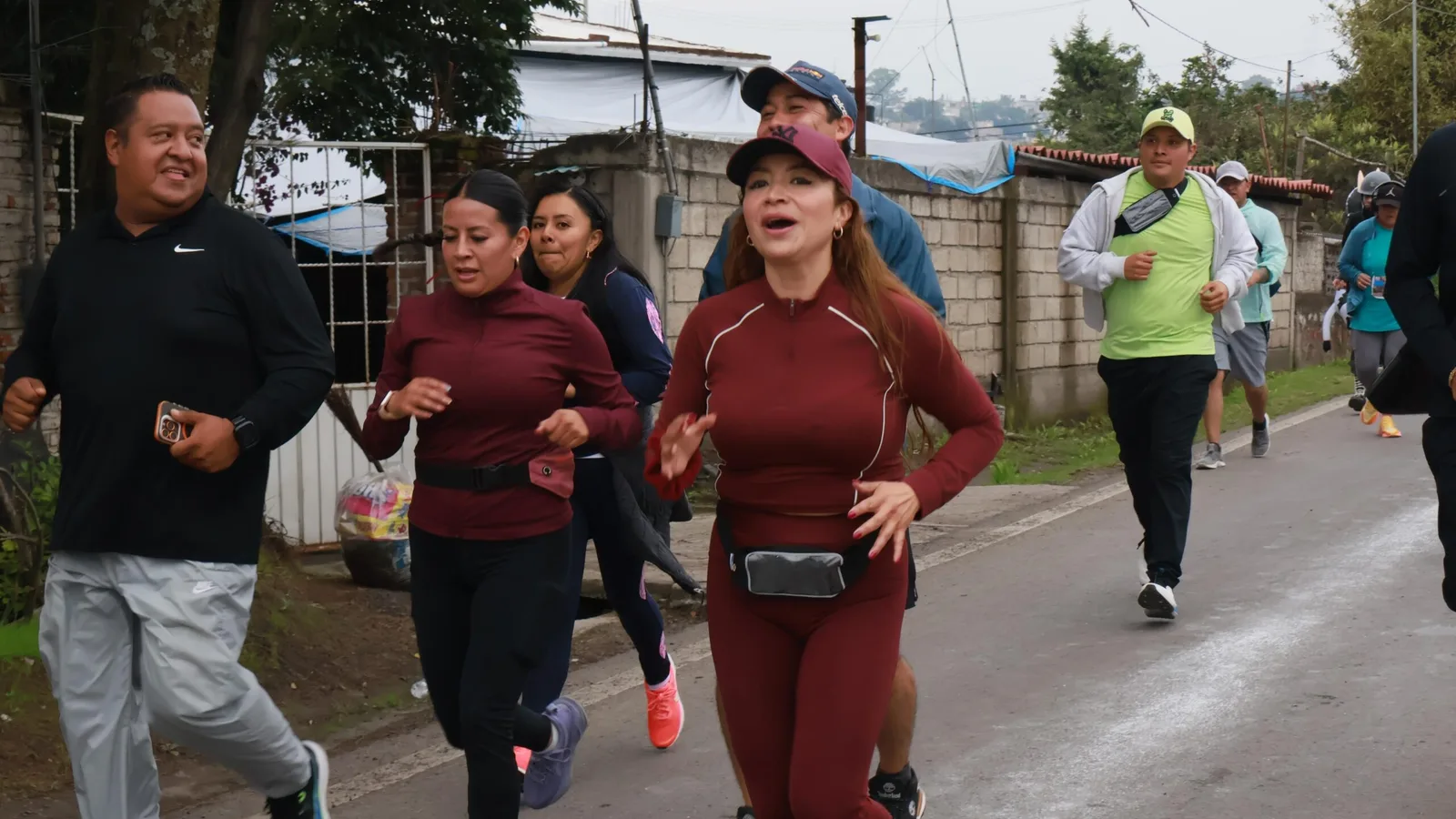 Personas corriendo en una carrera atlética en Nicolás Romero