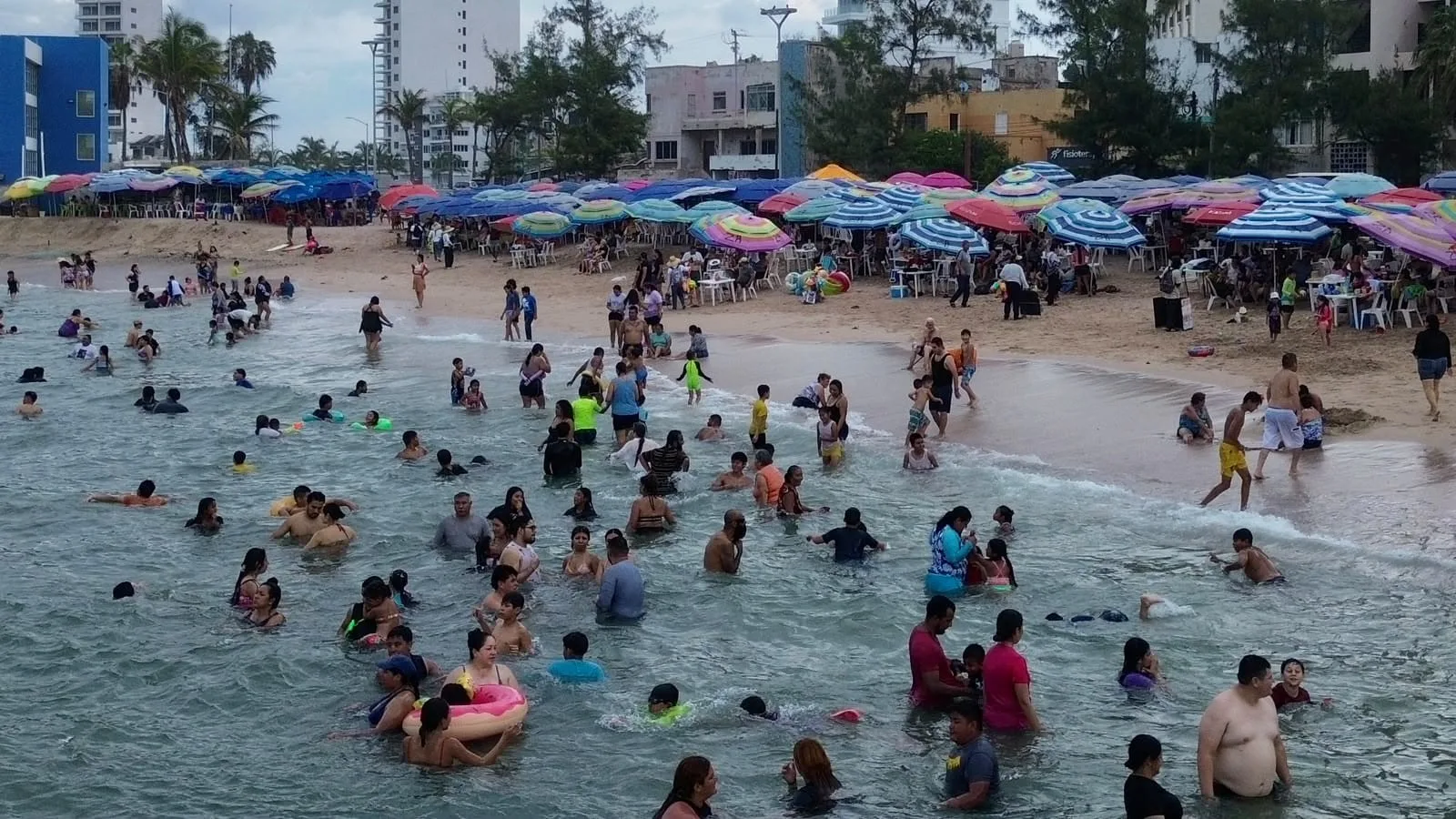 Turistas en playa de Mazatlán durante fin de semana de verano