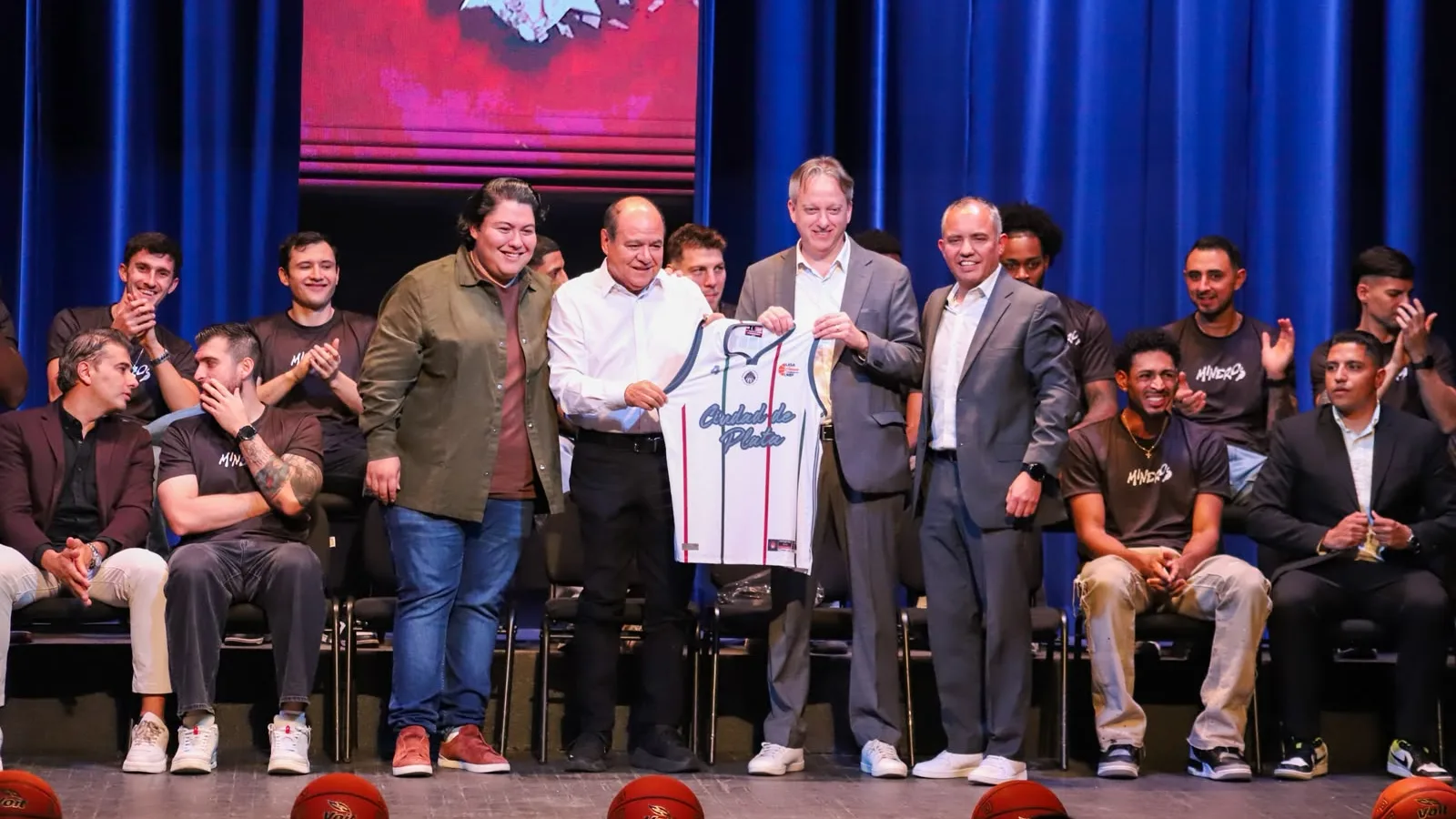 Jugadores de Mineros de Zacatecas posan en el Teatro Fernando Calderón durante presentación del roster 2026