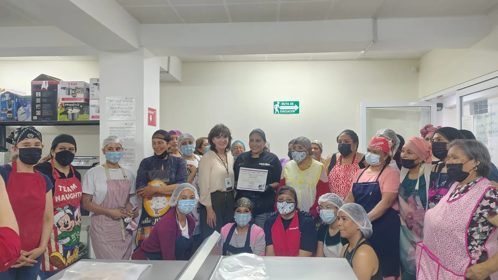Mujeres en un taller de repostería decorando pasteles en Zacatecas