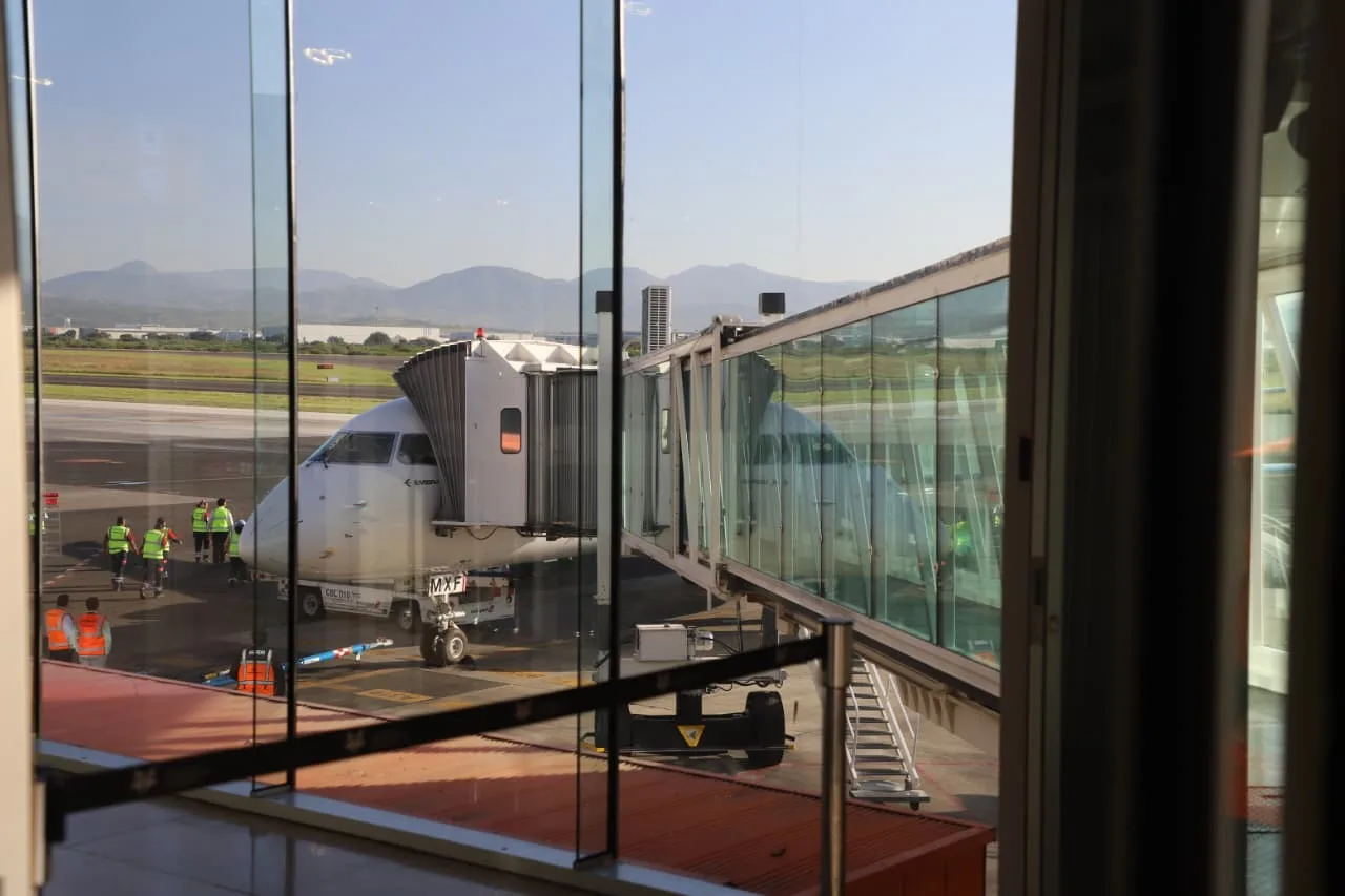 Avión de Mexicana de Aviación en pista del Aeropuerto del Bajío
