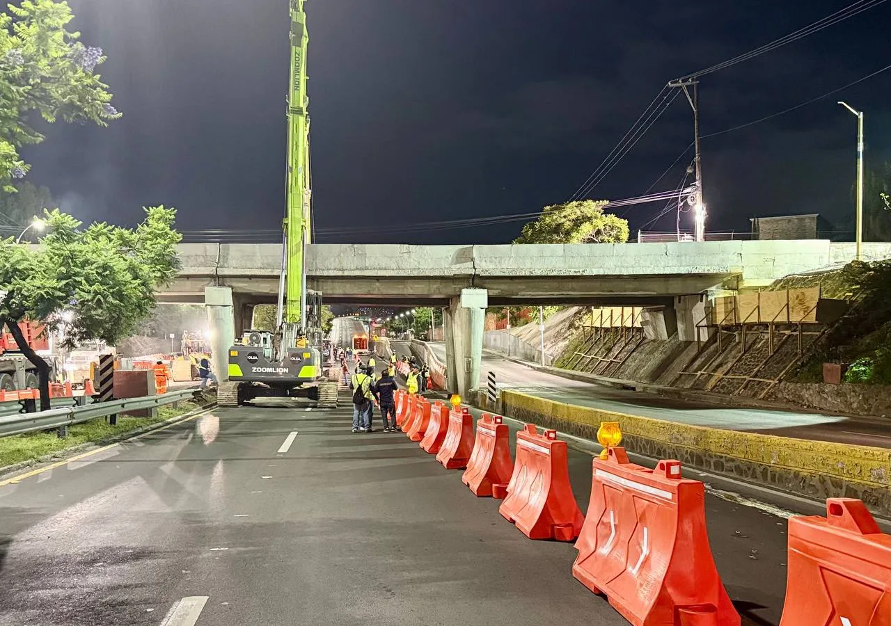 Vista del bulevar Bernardo Quintana con reducción de carriles por obra del Tren México-Querétaro
