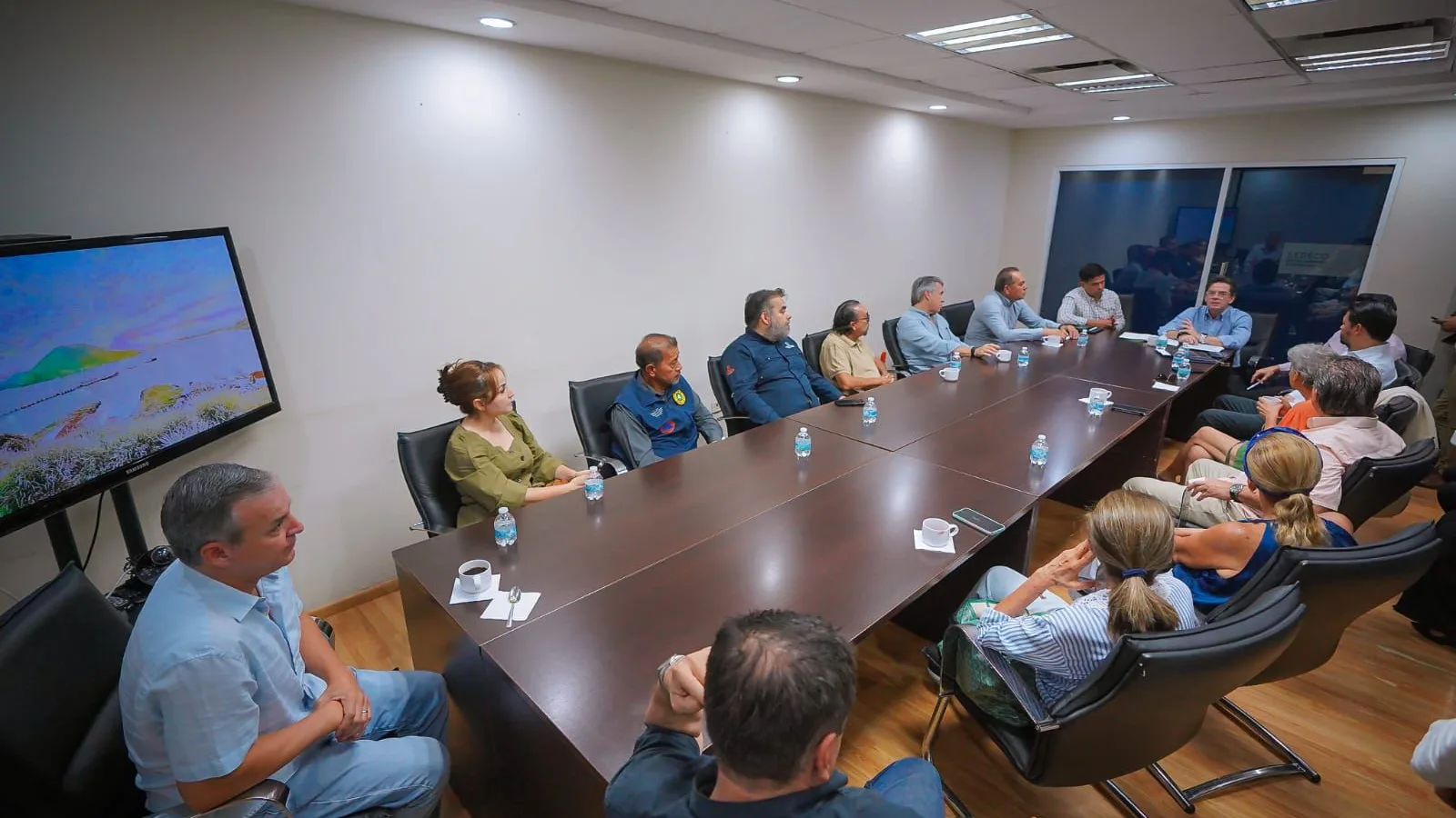 Locatarios de Plaza Fiesta Los Mochis durante reunión con autoridades