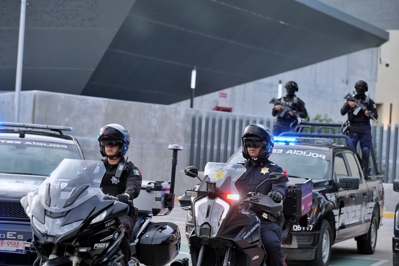 Patrullas de la policía municipal de Querétaro durante un operativo en el Centro Histórico