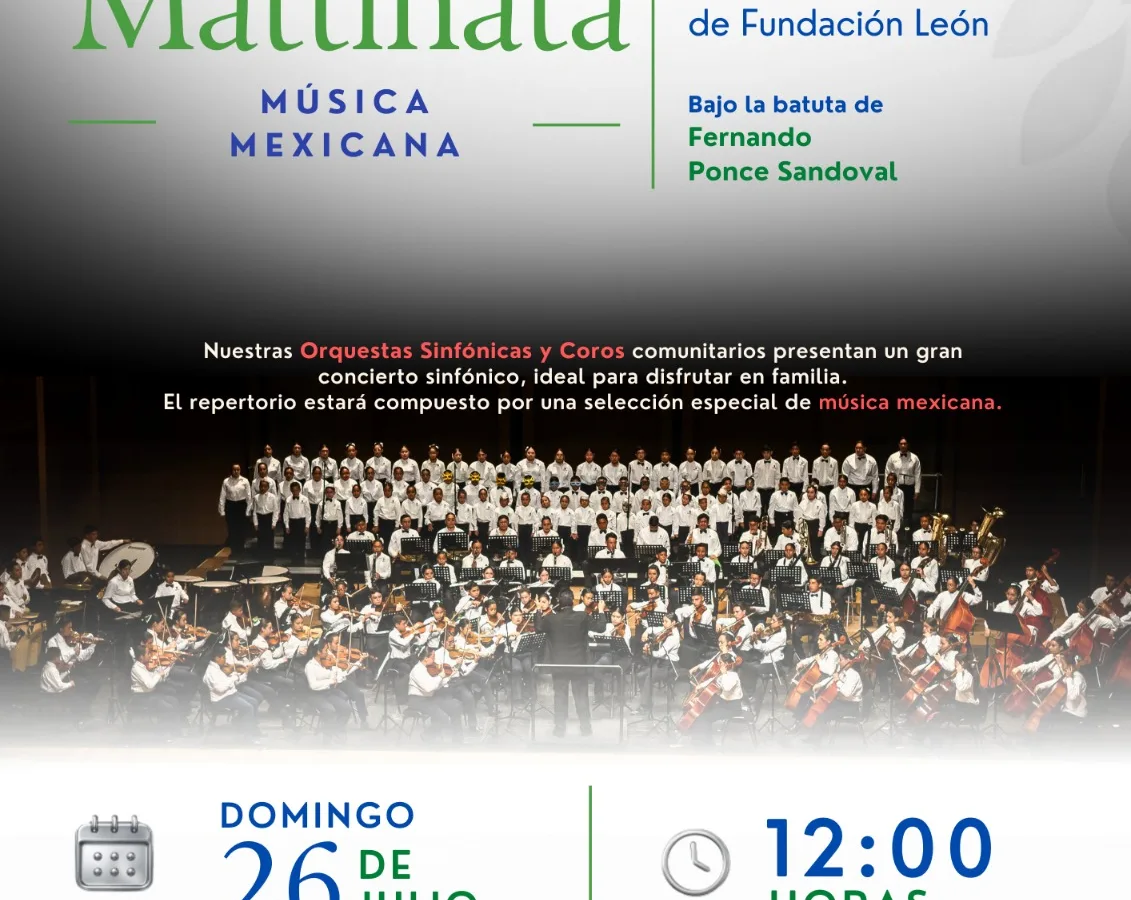 Niños y jóvenes con instrumentos en un patio al aire libre, durante un ensayo de orquesta