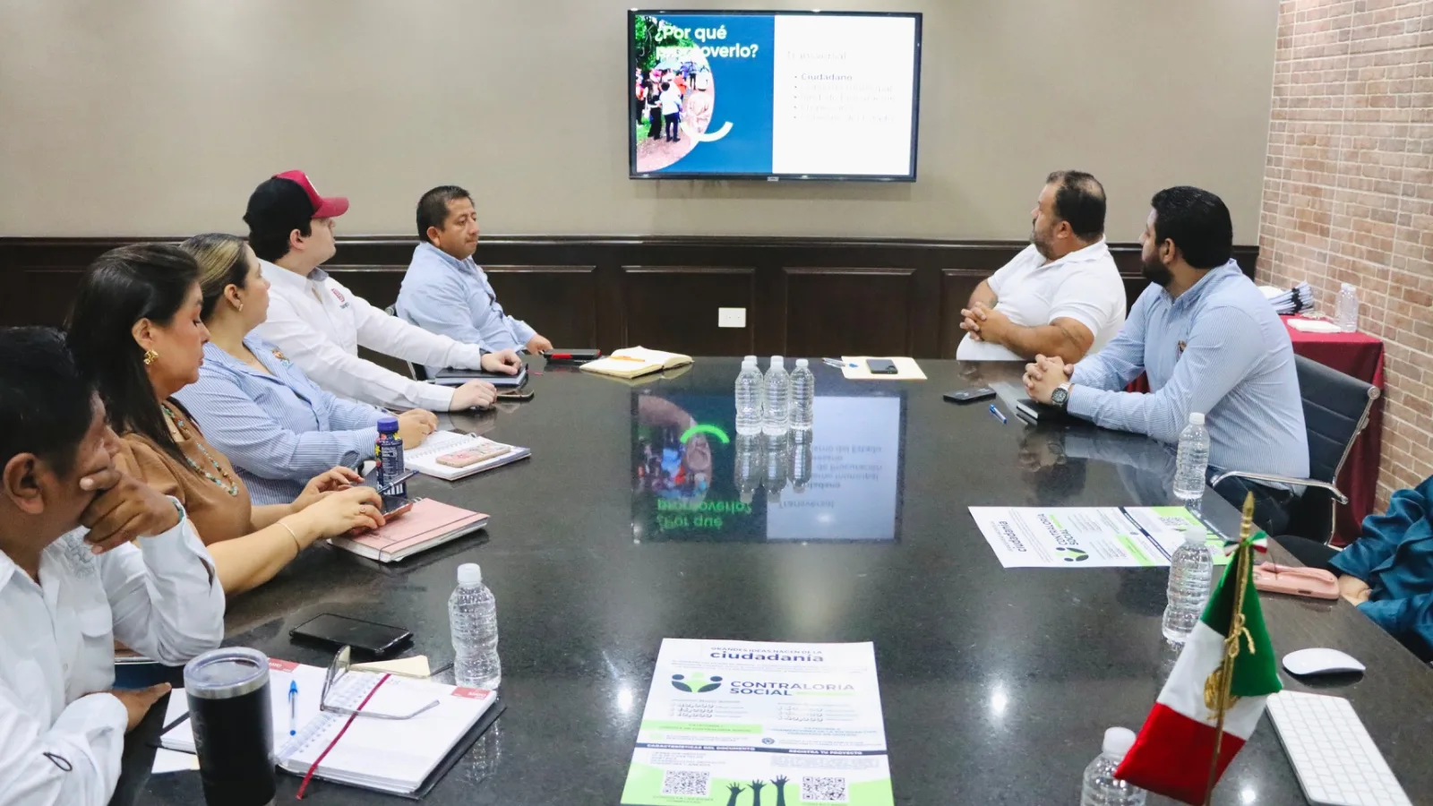 Personas reunidas en un evento de transparencia gubernamental en Sinaloa