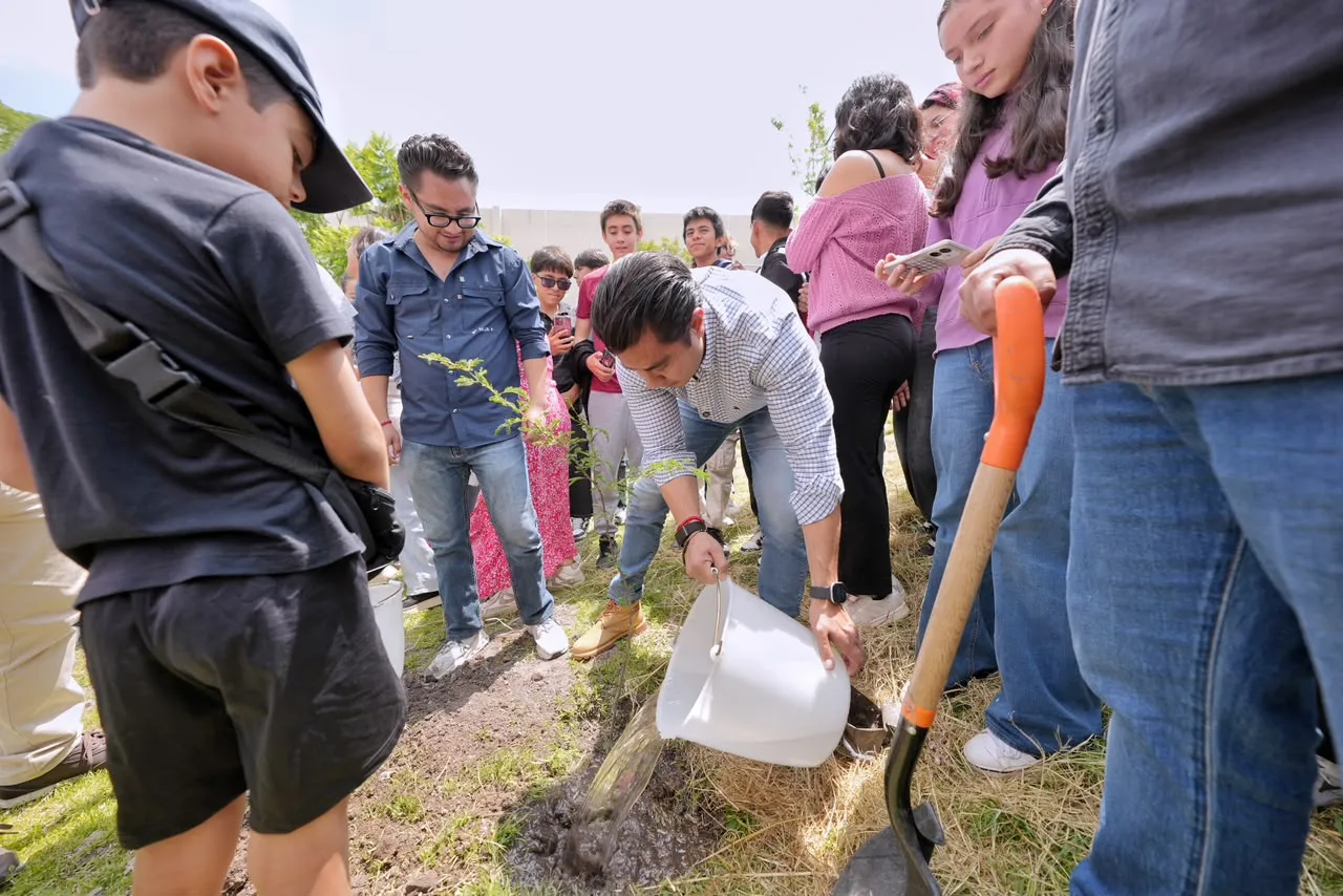Estudiantes plantando árboles en la preparatoria Bicentenario de Querétaro