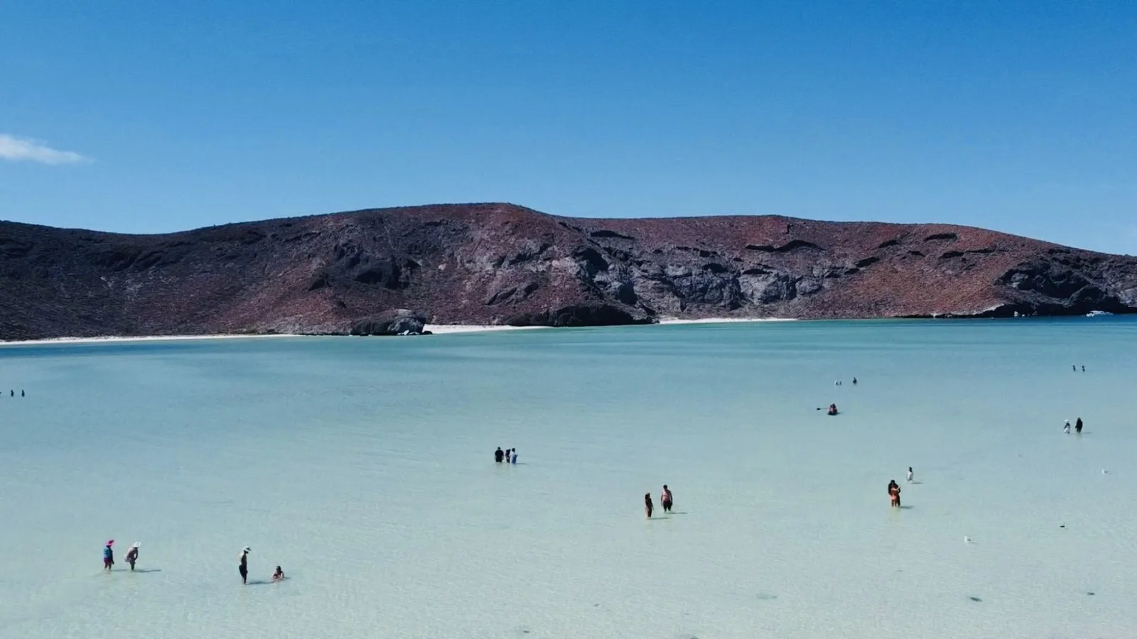Vista de una playa en Baja California Sur con turistas