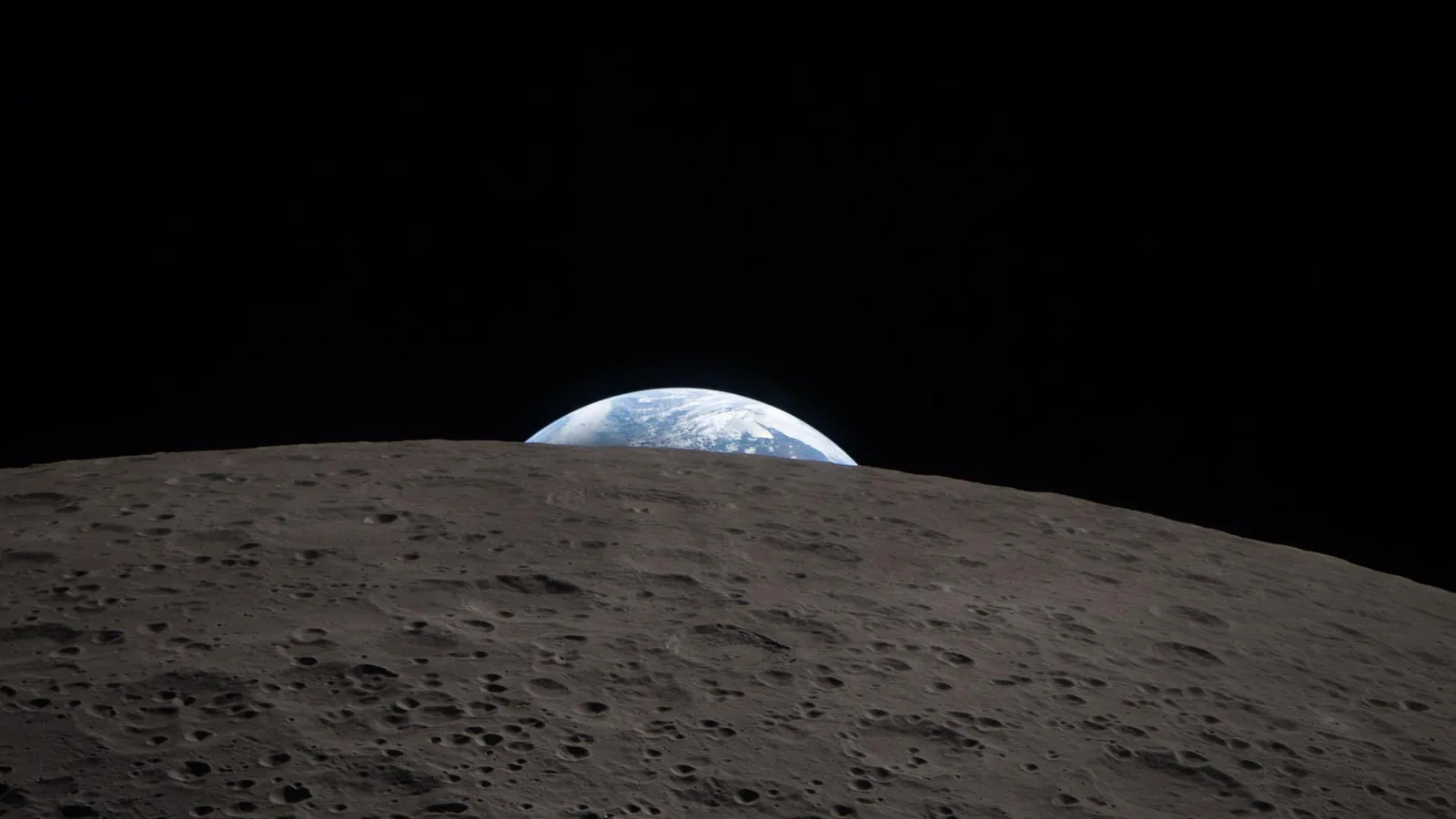 Representación artística de la nave Orion acoplada a un módulo lunar en el espacio