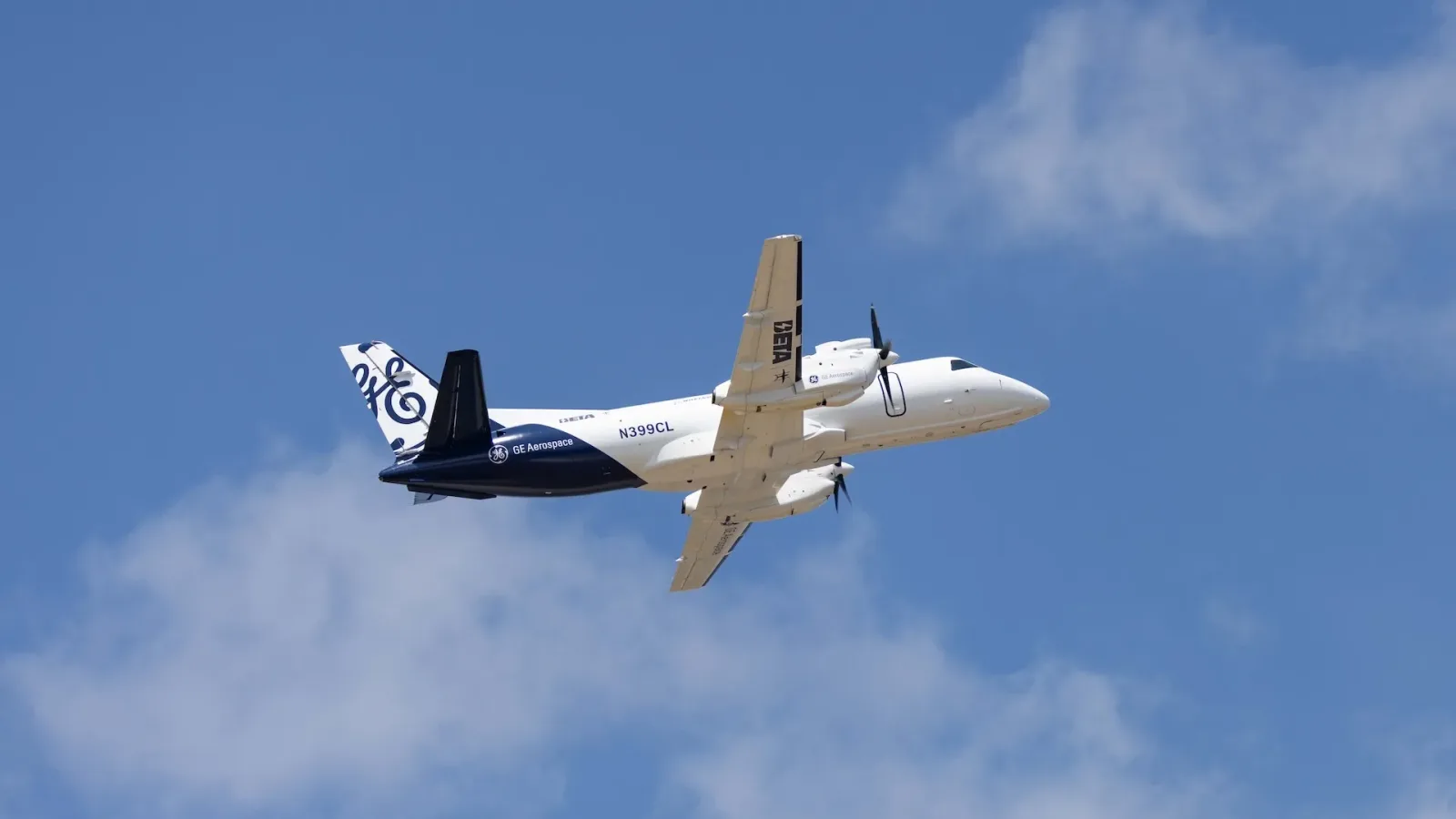 Aeronave Saab 340B con motor híbrido-eléctrico en exhibición en Farnborough Air Show