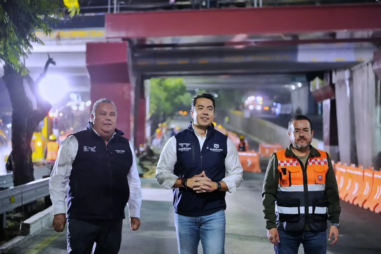 Vista del bulevar Bernardo Quintana con tráfico vehicular y señalización de obras
