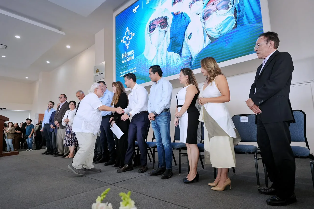 Ceremonia de homenaje a profesionales de la salud en el Hospital San José de Querétaro