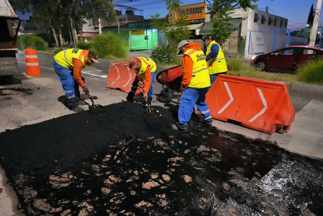 Obras de mantenimiento vial en calles de Querétaro