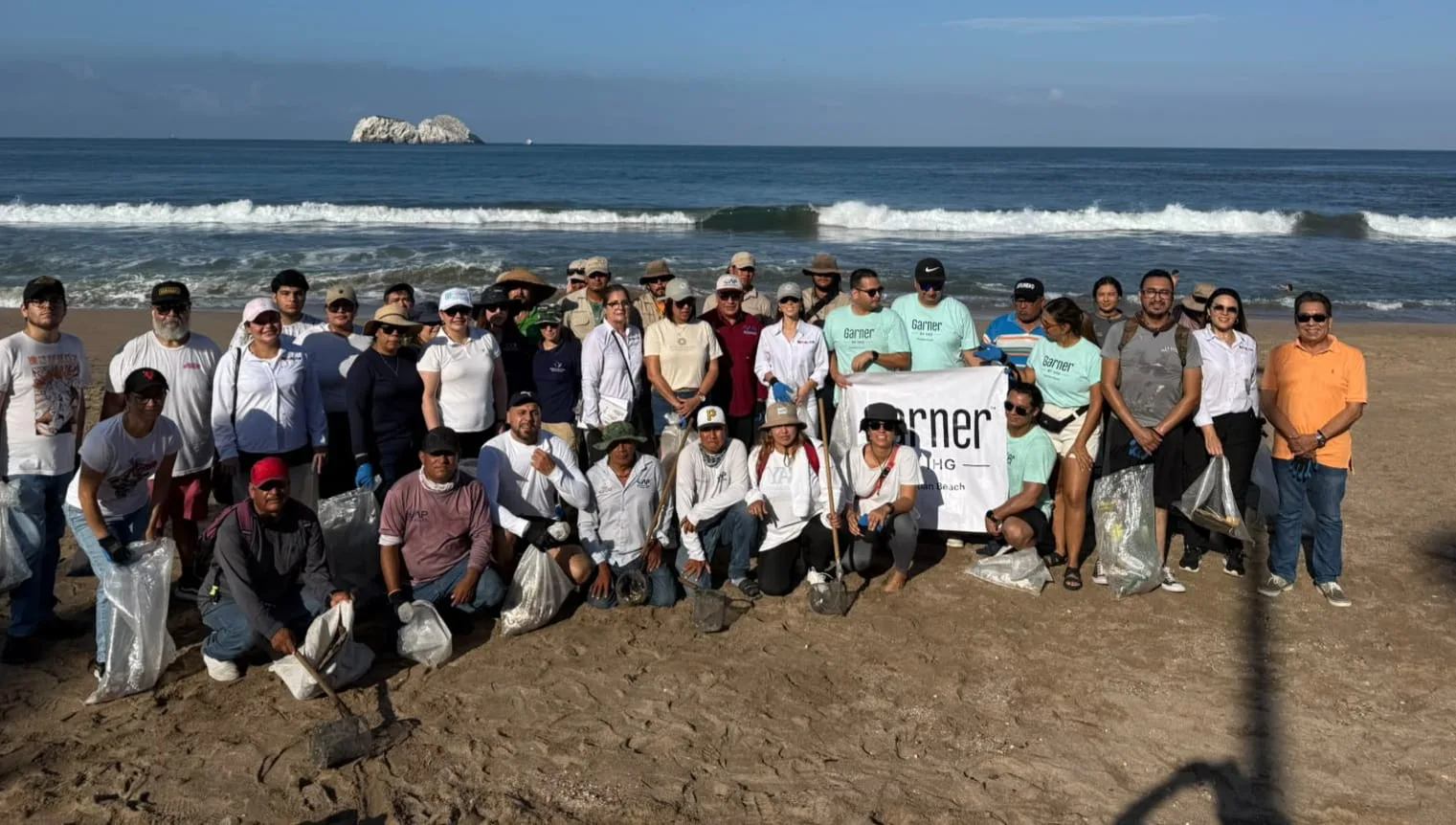 Personas recogiendo basura en la playa Olas Altas de Mazatlán