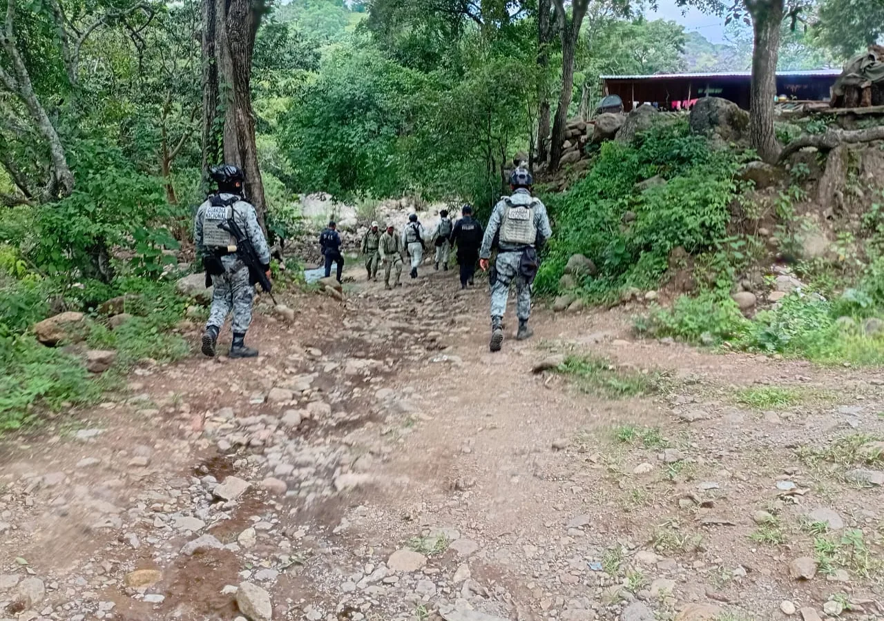 Uniformados realizan recorrido a pie en camino rural de Guerrero