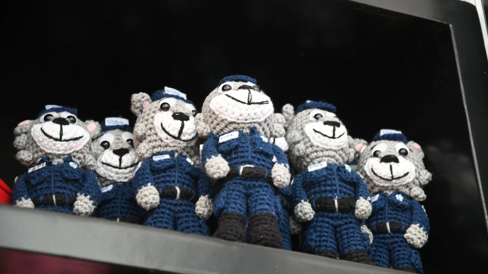 Stand de artesanías con peluches y objetos de madera en el Poliforum de León