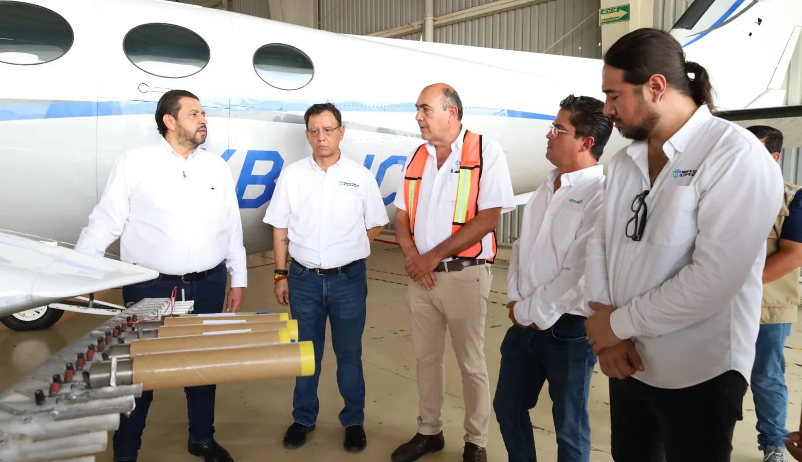 Aeronave realizando bombardeo de nubes sobre presa en Sinaloa