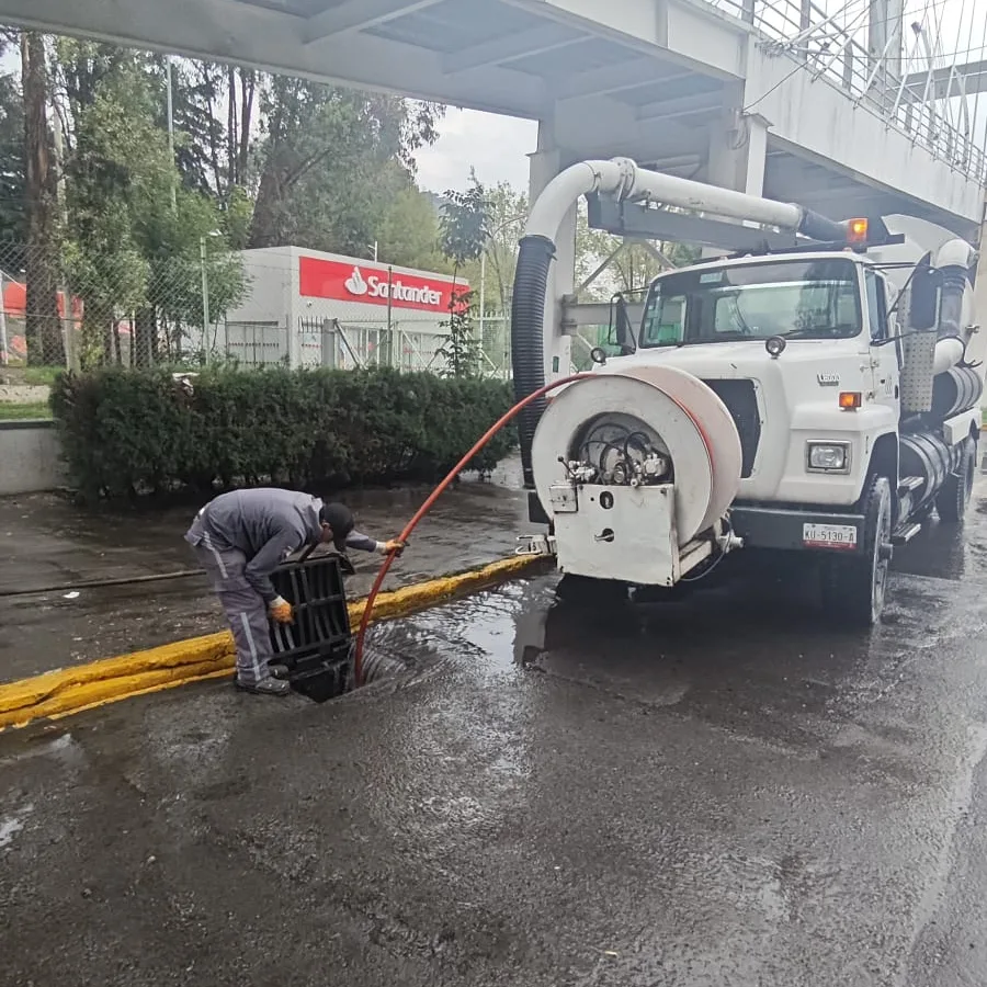 Vactor y brigadas en calles de Toluca durante operativo contra encharcamientos