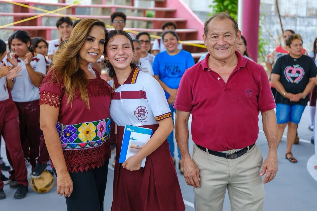 Entrega de domo escolar en Cancún, Quintana Roo