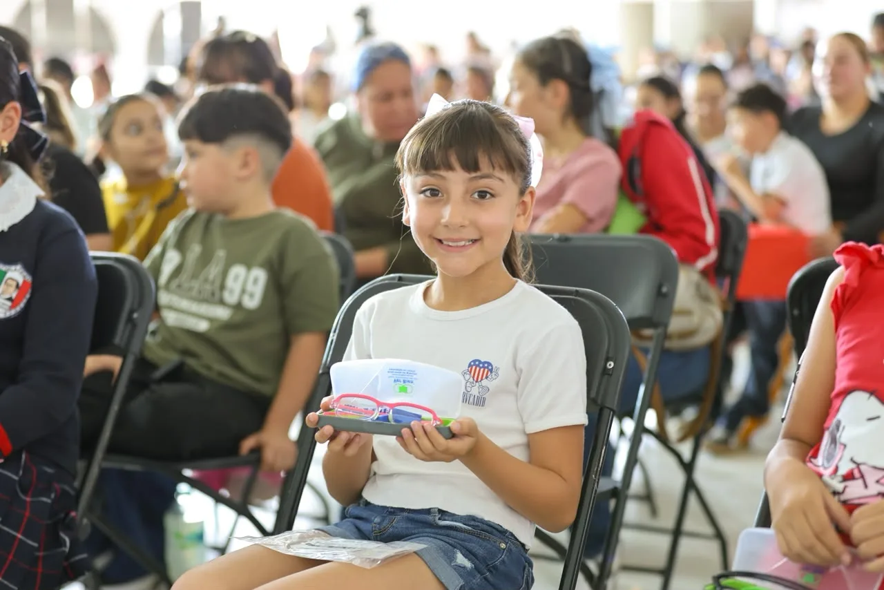Niños y niñas con lentes graduados en evento de entrega del programa Ver Bien para Aprender Mejor en Villa García