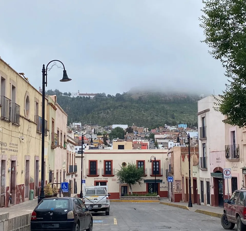 Vista de lluvia sobre calles de Zacatecas con nubes grises
